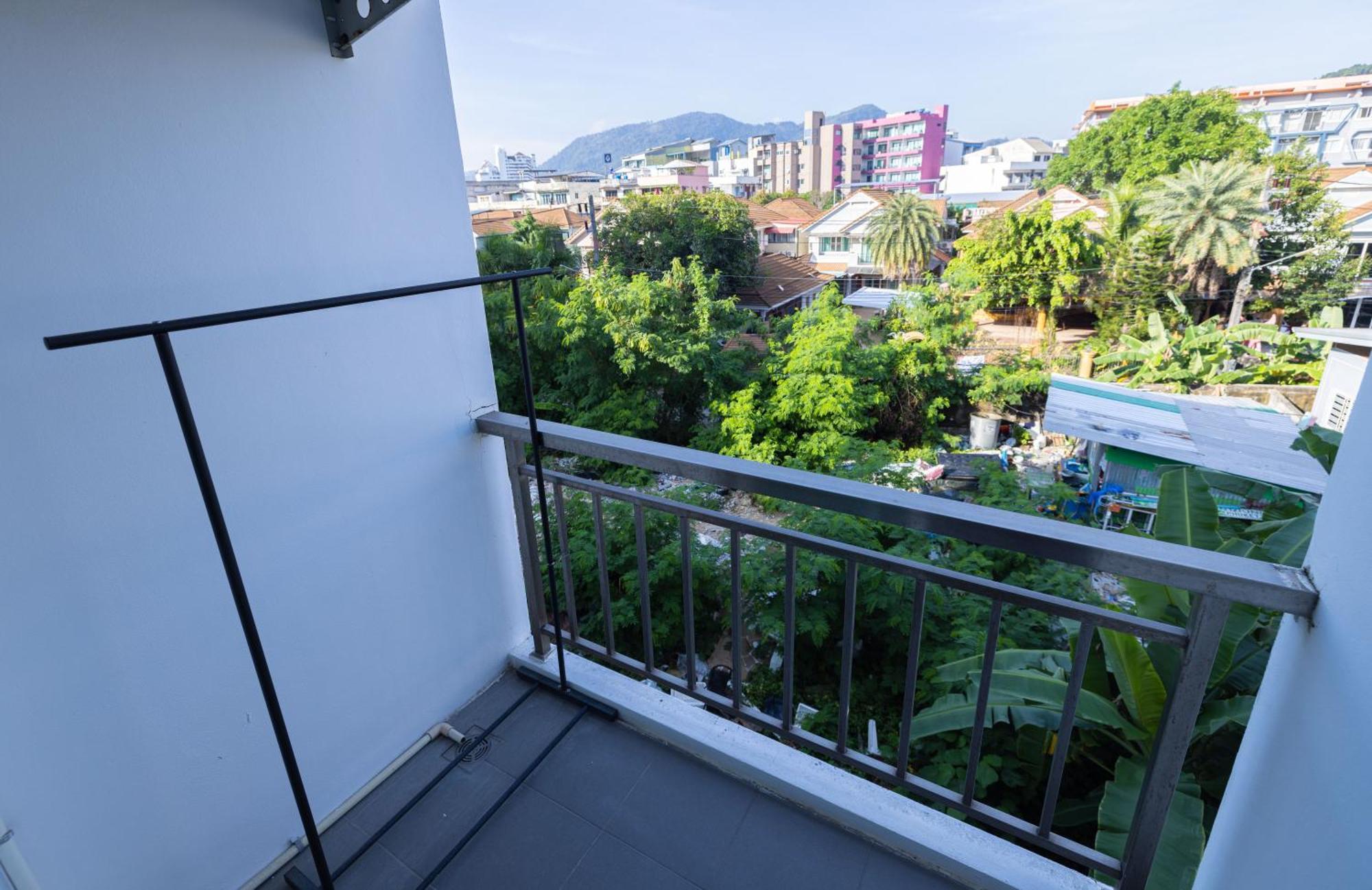 Happy 99 Guest House Patong Екстериор снимка