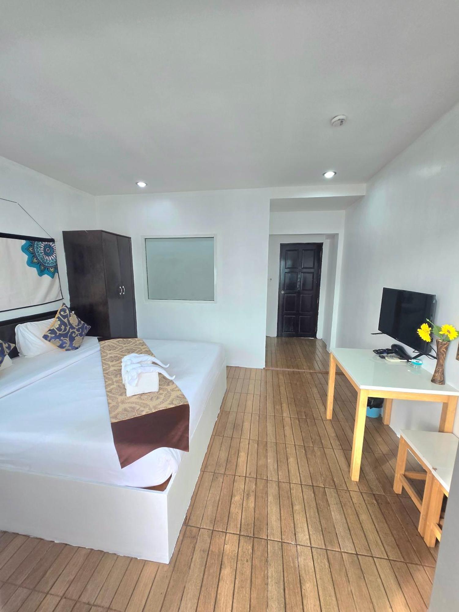 Happy 99 Guest House Patong Екстериор снимка