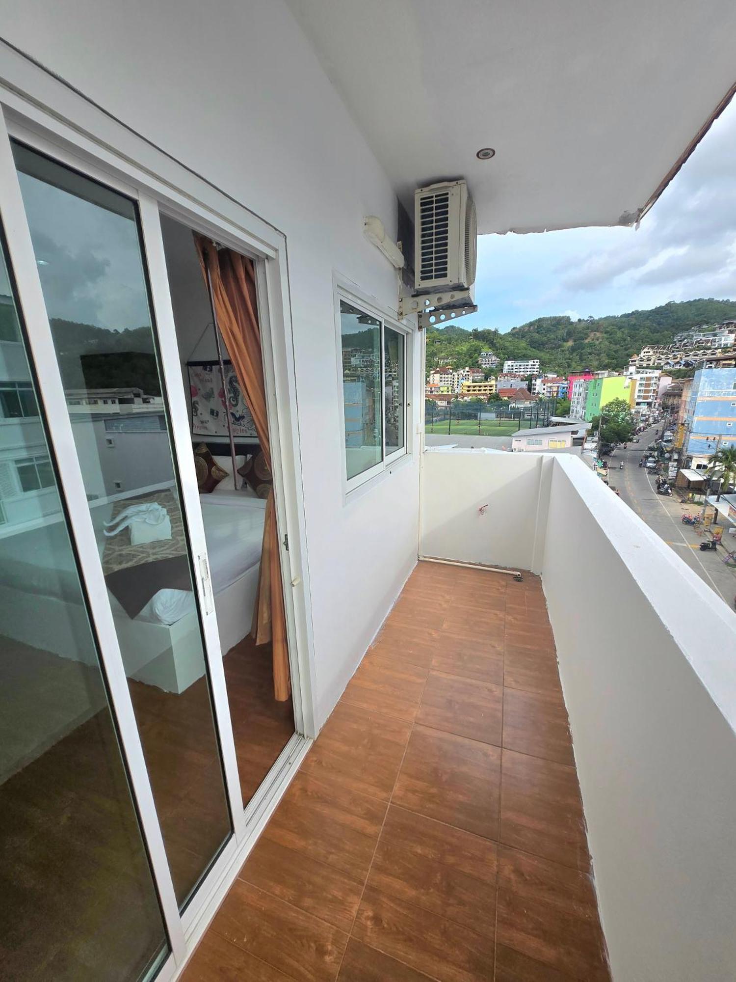 Happy 99 Guest House Patong Екстериор снимка